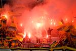 Opgør. Ud over et kort spilstop på grund af romerlys forløb kampen mellem Brøndby og FCK fredeligt. 