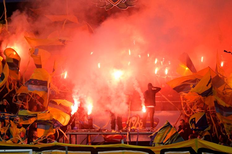 Opgør. Ud over et kort spilstop på grund af romerlys forløb kampen mellem Brøndby og FCK fredeligt. 