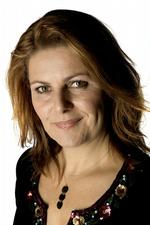 Krimidronning. Sara Blædel har skrevet endnu en krimi med hovedpersonen Louise Rick. Denne gang kaster opdageren sig over en sag om en udviklingshæmmet, midaldrende kvinde, der er fundet død i en skov ved Hvalsø. 