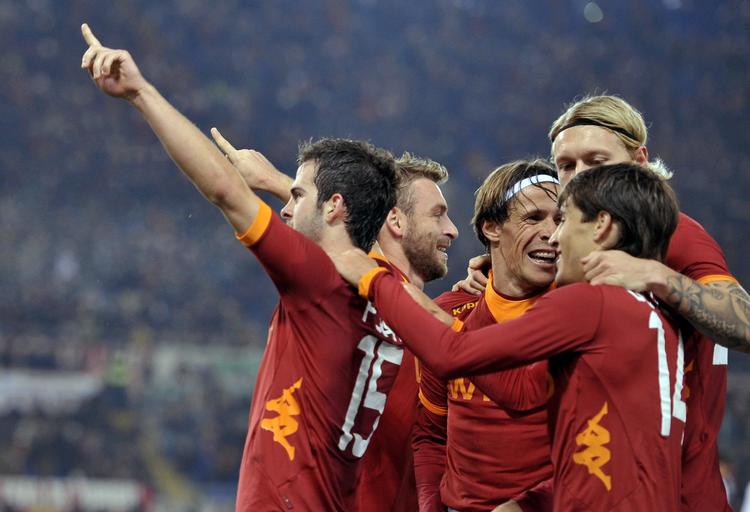 bunkejubel. Miralem Pjanic (tv) har scoret for Roma, og Simon Kjær (bagerst til højre) deltager i fejringen. 