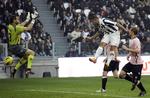 førerhund. Juventus' frontangriber, Simone Pepe, scorer i gårsdagens kamp mod Palermo i Torino. 