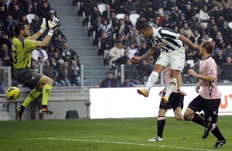 førerhund. Juventus' frontangriber, Simone Pepe, scorer i gårsdagens kamp mod Palermo i Torino. 