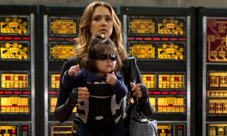 Supermom. I En ny duftende familiefilm spiller Jessica Alba en tidligere agent, som får hjælp af sine børn til at stoppe en forbryder, der vil sætte tiden i stå. 