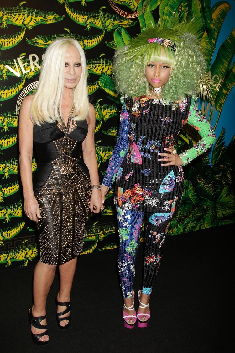 Designer bag mærket Versace, Donatella Versace, og sangerinden Nicki Minaj viser H&amp;M kollektionen Versace for H&amp;M frem til et modeshow. 