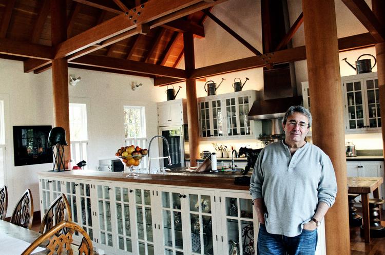 Vanvittigt. 10.000.000 dollar. Nogenlunde sådan ser Joey Kaempfers årsindkomst ud. Alligevel har han en lavere skatteprocent end sin husholderske. »Vanvid«, siger han. 
