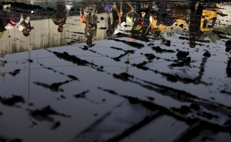 Glæde. Vandstanden er faldet mange steder i Bangkok, og indbyggerne er gået i gang med oprydningsarbejdet. 