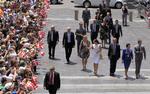 Populære. Kronprinsesse Mary og kronprins Frederik indledte i går et officielt besøg i Australien. Billedet er fra i går, hvor parret vinkede til indbyggere i Canberra. 