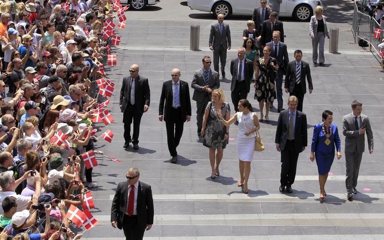 Populære. Kronprinsesse Mary og kronprins Frederik indledte i går et officielt besøg i Australien. Billedet er fra i går, hvor parret vinkede til indbyggere i Canberra. 