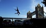 showspring. Storbritanniens bedste længdespringer, J.J. Jegede, springer over tre Mini-biler med Tower Bridge i baggrunden i forbindelse med et reklamestunt før OL 2012 i London. 