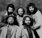 Længe ventet. Skønne harmonier, gigantiske ambitioner, tilfældigheder, forvirring og sniksnak. Stikord til skabelsen af »det mest imødesete album i rock'n'rolls historie«. Som der står på klistermærket til den lille kasse med 'SMiLE Sessions', der blev indspillet af The Beach Boys i 1966 og 67, men først er udgivet nu. 