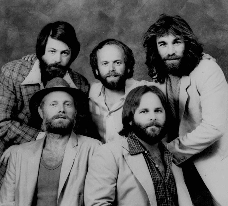 Længe ventet. Skønne harmonier, gigantiske ambitioner, tilfældigheder, forvirring og sniksnak. Stikord til skabelsen af »det mest imødesete album i rock'n'rolls historie«. Som der står på klistermærket til den lille kasse med 'SMiLE Sessions', der blev indspillet af The Beach Boys i 1966 og 67, men først er udgivet nu. 