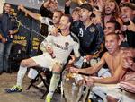 forløsning. David Beckham (midt) lod skummet sprøjte fra en Budweiser, da han på falderebet var med til at sikre mesterskabet til LA Galaxy. 