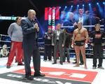 pibekoncert. Ruslands stærke mand, Vladimir Putin, oplevede sin karrieres første pibekoncert, da han trådte ind i ringen under en kampsports-turnering. 