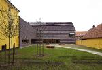 Bart. Sorø Kunstmuseums nye tilbygning er ganske upyntet. Det er alene teglmaterialets skønhed, der taler i dens store flader, der kan minde om en nypløjet mark i byens omegn. Det er dog tanken, at gården skal beplantes yderligere og måske igen rumme skulpturer. De tre runde siddemøbler  i gårdrummet fungerer også som dagslysbrønde til kælderen. 