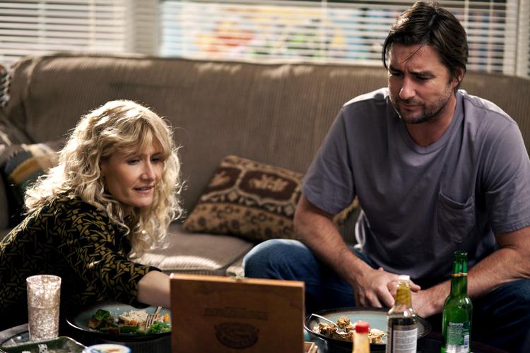 Samspil. Laura Dern som den irriterende, men også godhjertede Amy, der her hænger ud med eksmanden, fint spillet af Luke Wilson. 
