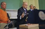 TERRORSAG. Politidirektør Raymond Kelly fremviser en model af den rørbombe, JP anklages for at ville bygge. Til venstre ses byen New Yorks borgmester Michael Bloomberg. 