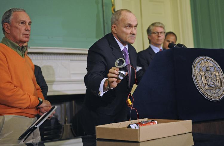 TERRORSAG. Politidirektør Raymond Kelly fremviser en model af den rørbombe, JP anklages for at ville bygge. Til venstre ses byen New Yorks borgmester Michael Bloomberg. 