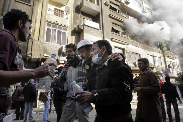 - Gas og kugler virker ikke, militærets styre er slut, råber demonstranterne med henvisning til det militærråd, der overtog magten efter præsident Hosni Mubarak, som blev tvunget til at træde tilbage i februar. 