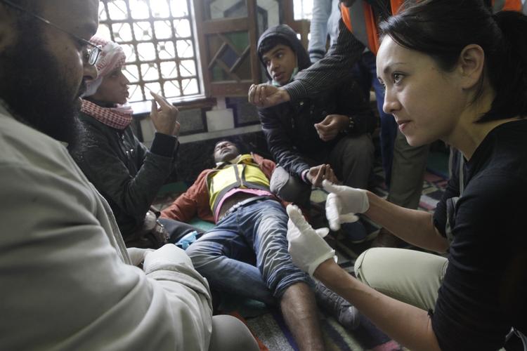 En såret demonstrant får førstehjælp i et felthospital på Tahrir-pladsen. 