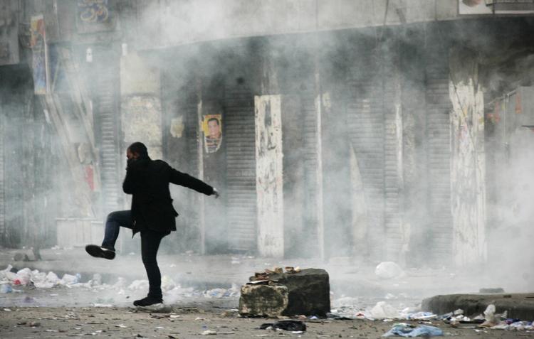 De fleste af de døde er dræbt af skarpe skud, mens tre er omkommet af kvælning på grund af de store mængder tåregas, sikkerhedsstyrkerne har affyret, oplyser Mohammed Fatuh, der leder et felthospital på Tahrir-pladsen. 