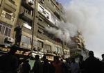 En bygning står i brand tæt ved Tahrir-pladsen. Øjenvidner betegner situationen som spændt. 