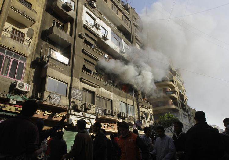 En bygning står i brand tæt ved Tahrir-pladsen. Øjenvidner betegner situationen som spændt. 