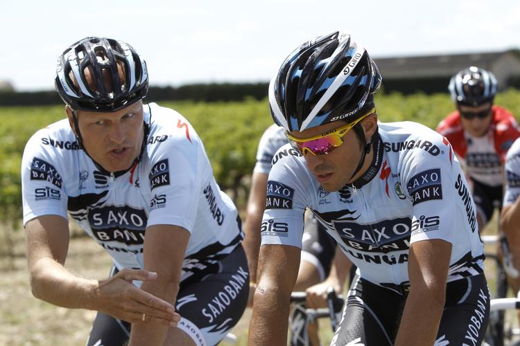 træningslejr. Holdejer Bjarne Riis (tv) diskuterer med holdets store stjerne, Alberto Contador, under en træningstur. 