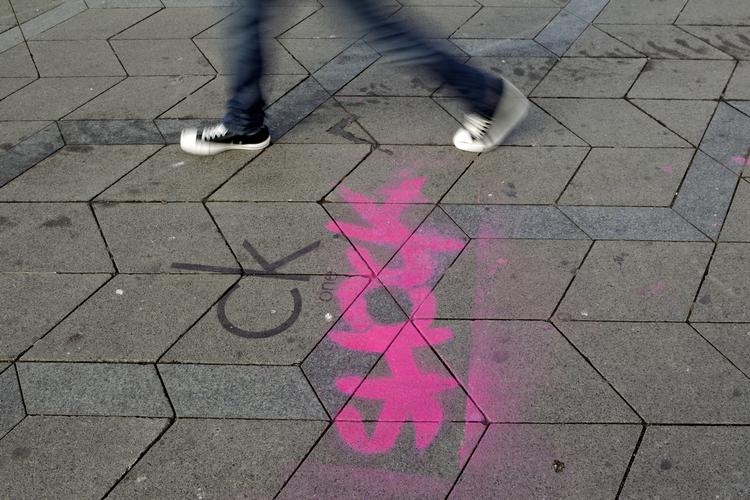 Guerilla. Calvin Klein reklamerer for deres nye parfume med graffiti. Her på Rådhuspladsen. 