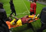 bombarderet. Emmanuel Eboue bæres fra banen i en tidligere kamp, hvor han optrådte for Arsenal mod Braga. Spilleren undgik heller ikke skrammer, da han søndag var udset som mål for tilskuernes vrede. 