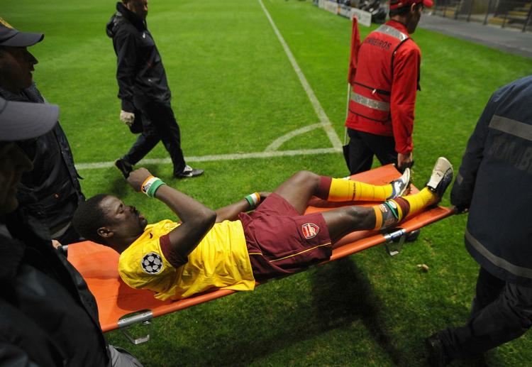 bombarderet. Emmanuel Eboue bæres fra banen i en tidligere kamp, hvor han optrådte for Arsenal mod Braga. Spilleren undgik heller ikke skrammer, da han søndag var udset som mål for tilskuernes vrede. 