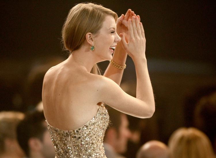 Populær. Taylor Swift slap for ubehagelige afbrydelser ved prisfesten i aftes. Mange kan sikkert stadig huske MTV's prisuddeling i 2009, da rapperen Kanye West indtog scenen under Taylor Swifts takketale for at meddele, at han syntes, Beyoncé havde fortjent prisen. 