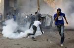 DEMONSTRATION. Politiet i Kairo har slået hårdt ned på demonstranterne. De bekæmper dem med tåregas og gummikugler. 