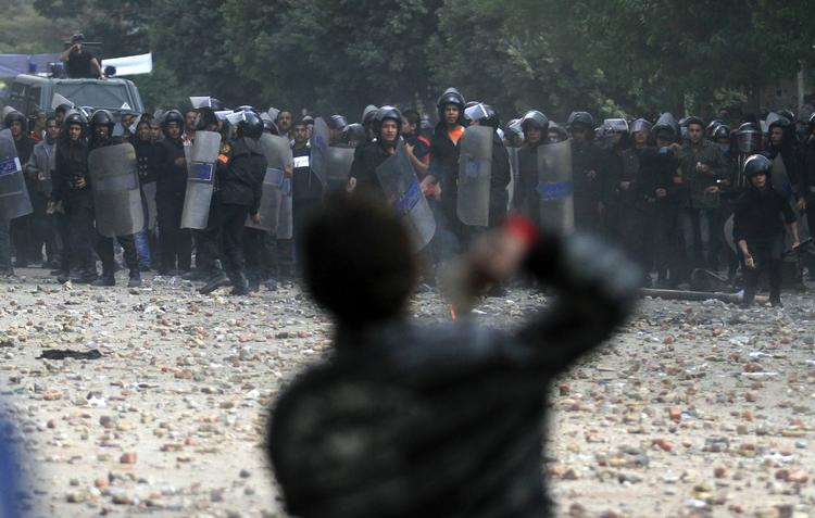 REPRESSION. Det egyptiske militærstyre undertrykker menneskerettighederne, konkluderer Amnesty i rapport. Billede fra demonstrationerne i Kairo i weekenden, hvor over 20 mennesker blev dræbt. 