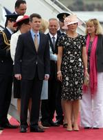 Velkommen. Kronprins Frederik og kronprinsesse Mary bliver modtaget på RAAF Fairbairn-basen i Canberra. 