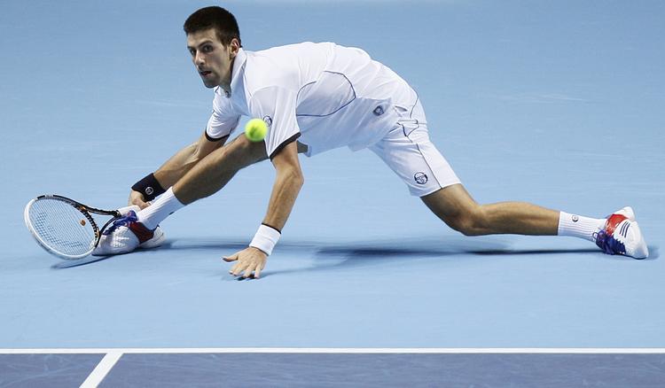 Spagat. Novak Djokovic har døjet med en øm skulder op til ATP-finalen i London. 