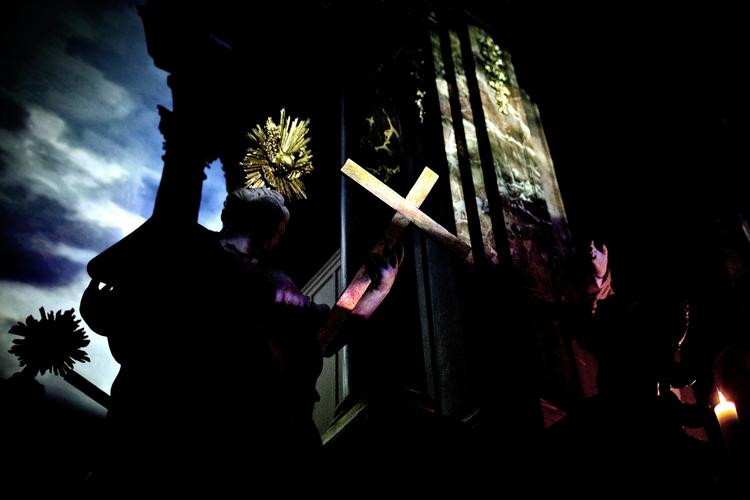 Dommedag. Majoritetskirken er under pres. 63,2 procent af københavnerne er medlem af folkekirken, men de seneste fem år er medlemstallet faldet med 0,9 procentpoint hvert år. Det svarer til ca. 6.600 færre medlemmer pr. år. 