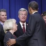 Strid. Barack Obama vil have Kongressen til at træde i karakter. Her er han blandt i samtale med senator Max Baucus fra Superkomitéen. 