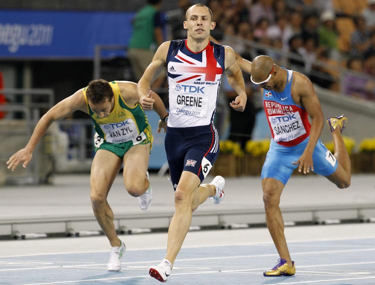 Sur. David 'Dai' Greene ( midten) mener, han er mere olympisk end fodboldspillerne. 