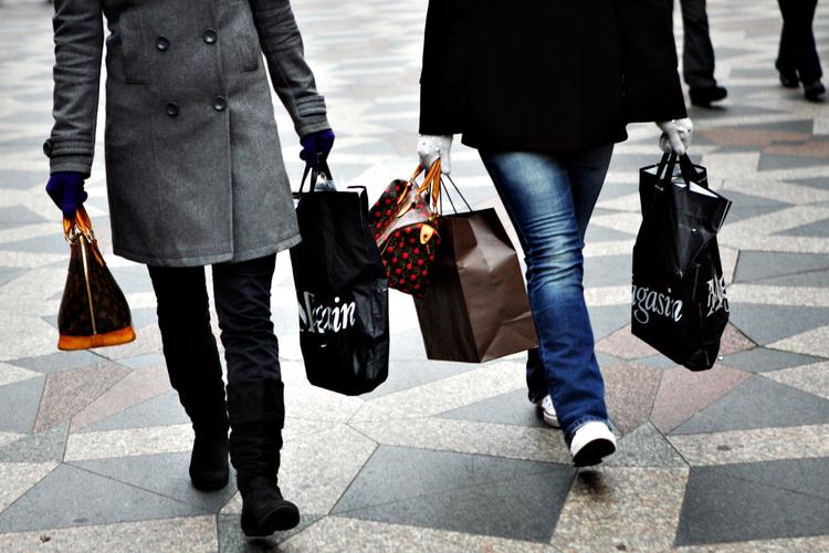 mistillid. Danskerne regner ikke alene med hårdere tider fremover. De vurderer også, at det går dårligere økonomisk i dag end for et år siden. 