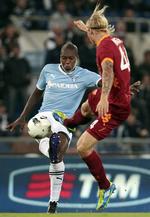 Nærkamp. Tidligere i denne sæson slap Simon Kjær skidt fra mødet med Lazio og Djibril Cisse. Roma tabte 2-1, Kjær begik straffespark og blev udvist. 