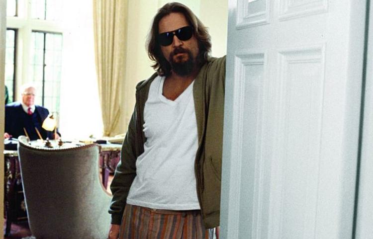 Dude. Følg Jeff Bridges, mens han søger erstatning for sit ødelagte tæppe med hjælp fra sine bowling-buddies. 