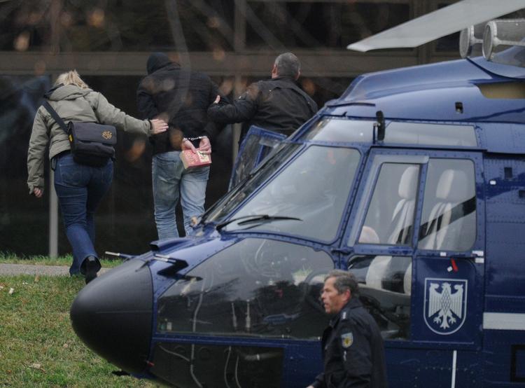 MISTÆNKT. Holger G., der her bliver ført væk i håndjern, er en af flere, som politiet mistænker for at have hjulpet en tysk terrorcelle. 