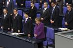 Undskyld. Det tyske parlament med forbundskansler, Angela Merkel, i spidsen rejser sig, efter at erklæringen er blevet vedtaget i enighed af alle 620 medlemmer. 