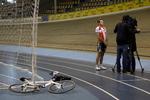 Midtpunkt. Alex Rasmussen havde ikke kun travlt med at træde i pedalerne inde på velodromen i Ballerup. 