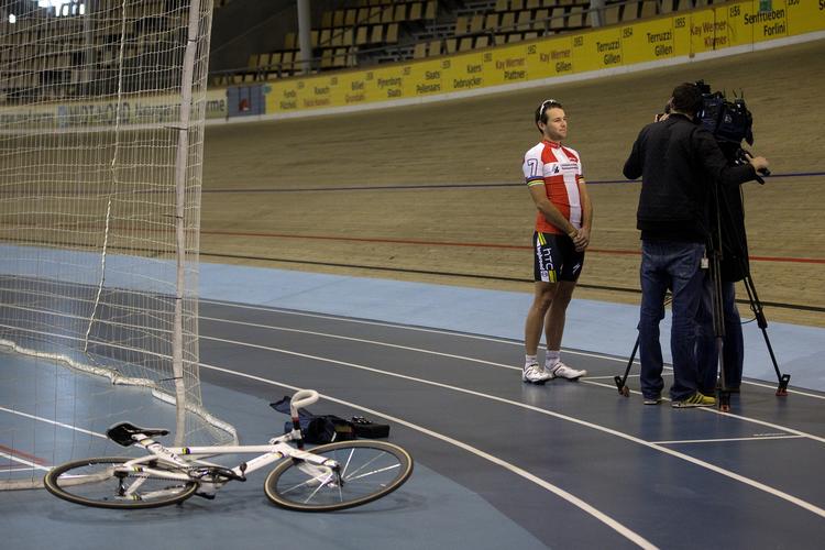 Midtpunkt. Alex Rasmussen havde ikke kun travlt med at træde i pedalerne inde på velodromen i Ballerup. 