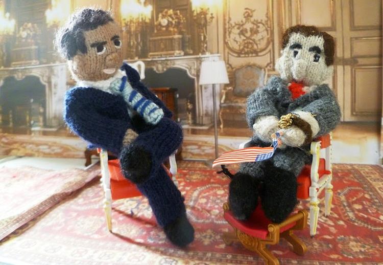 Strikkekunst. Det tager mindst seks timer at lave en dukke, og så skal man i gang med at sætte scenerne op til fotografierne. »Det er nærmest et rigtigt deltidsjob«, siger franske Anna om sin hobby, der er blevet et tilløbsstykke i Frankrig. Og dukkerne er ikke til salg. De er bare for sjov. Her er det Obama og Sarkozy, der er rigtig gode venner. Læg mærke til, at lille Sarkozys fødder ikke kan nå jorden. 