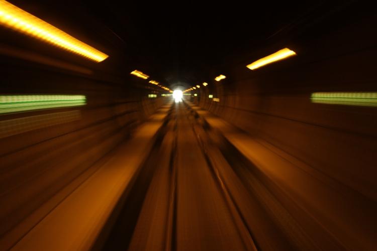 Lys. Normalt er der mørkt, når DSB rammer Storebæltstunnellen, men på DR's optagelse har man undtagelsesvist fået tændt lyset i tunnellen. 