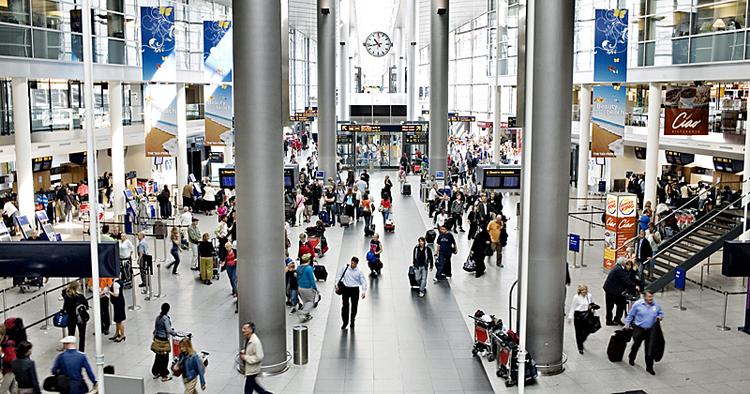FORSIKRET. Det gule sygesikringskort kan fortsat bruges på rejse i EU, men Forsikringsoplysningen anbefaler, at du under alle omstændigheder anskaffer dig et blåt. 
