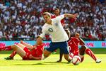 væddemål. Jack Wilshere fældes og får straffespark i en landskamp for England mod Schweiz i juni i år. 