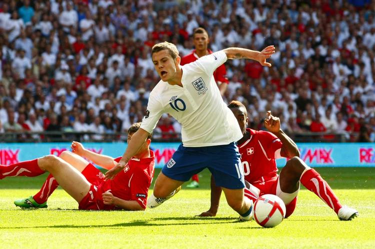 væddemål. Jack Wilshere fældes og får straffespark i en landskamp for England mod Schweiz i juni i år. 